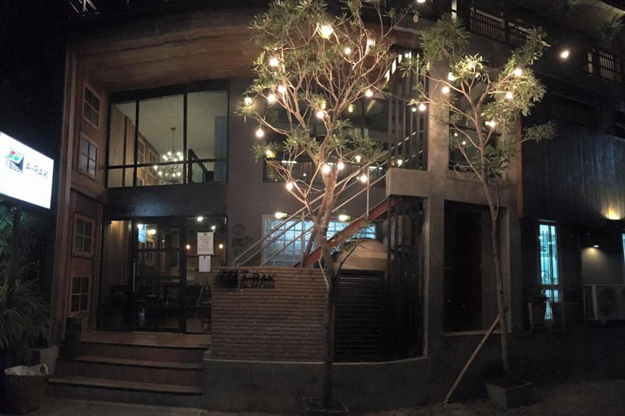 The Arak Bed Bar And Hostel Csiangmaj Kültér fotó